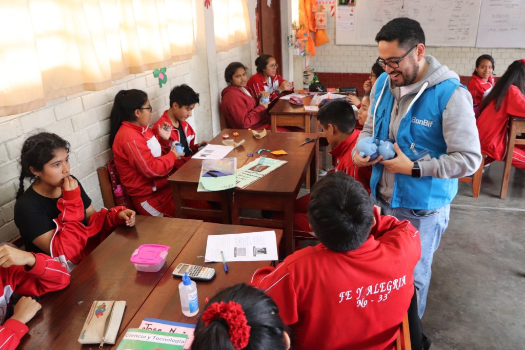 niños y profesor