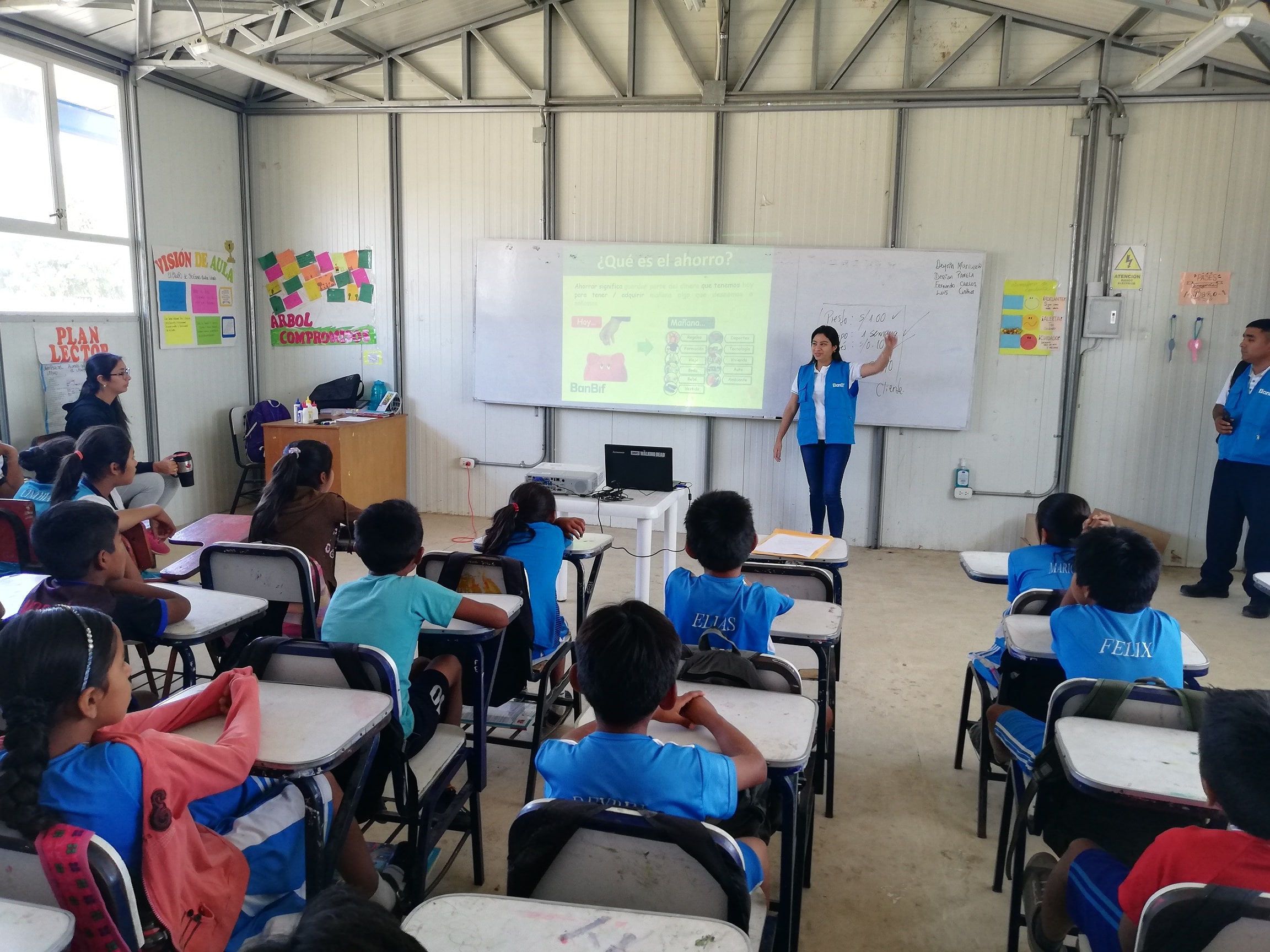 niños y profesora en salón de clases