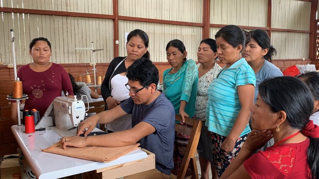 Personas recibiendo capacitación