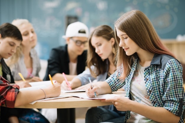 jovenes en aula